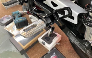 Gác chân sau H2C chính hãng Thái Lan – Đồ chơi Honda Dax 125