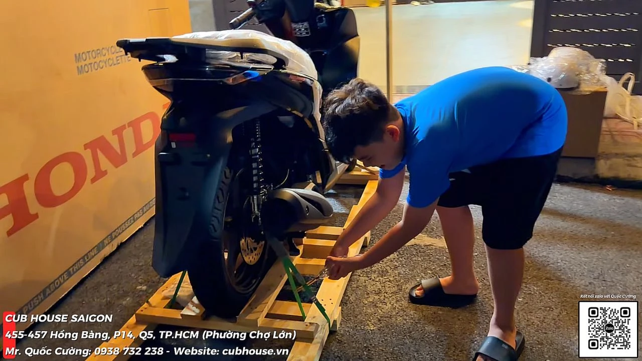 Đêm mưa khui thùng Honda SH150i nhập Ý 2026: Bản HMR Newconcept đen mâm đồng về tay chủ nhân Quận 12