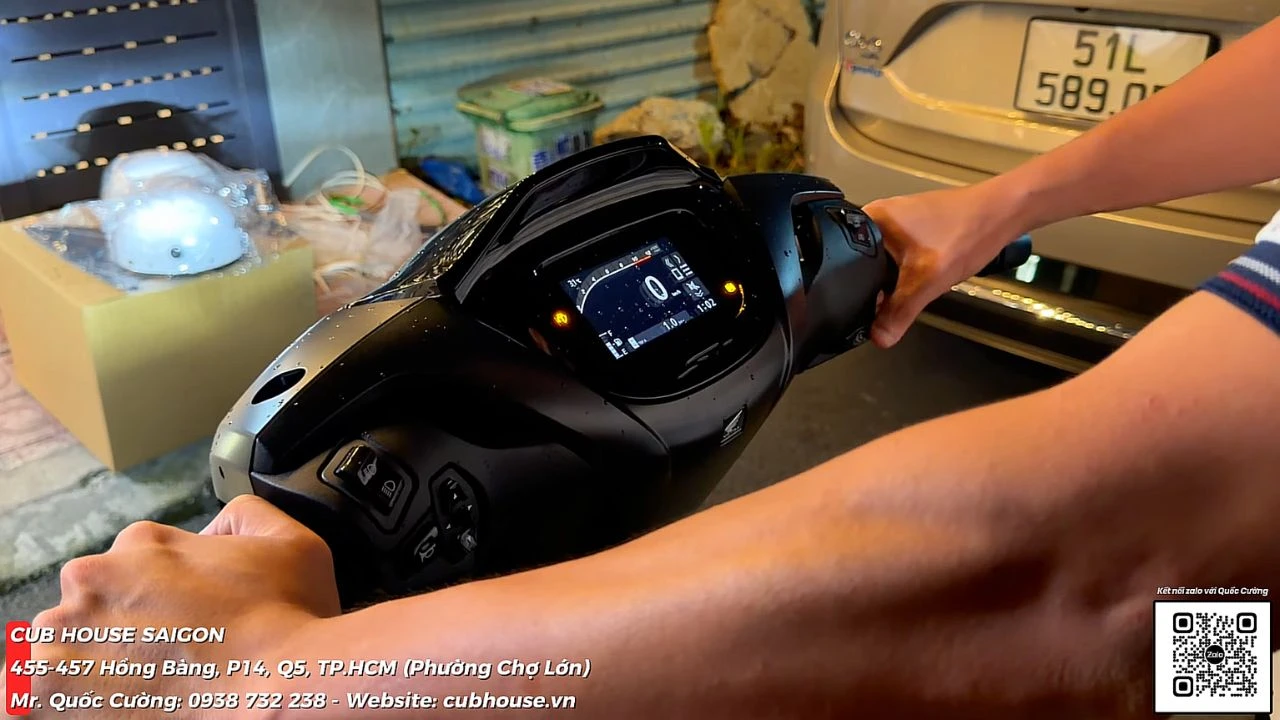 Đêm mưa khui thùng Honda SH150i nhập Ý 2026: Bản HMR Newconcept đen mâm đồng về tay chủ nhân Quận 12