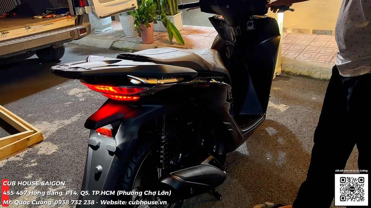Đêm mưa khui thùng Honda SH150i nhập Ý 2026: Bản HMR Newconcept đen mâm đồng về tay chủ nhân Quận 12