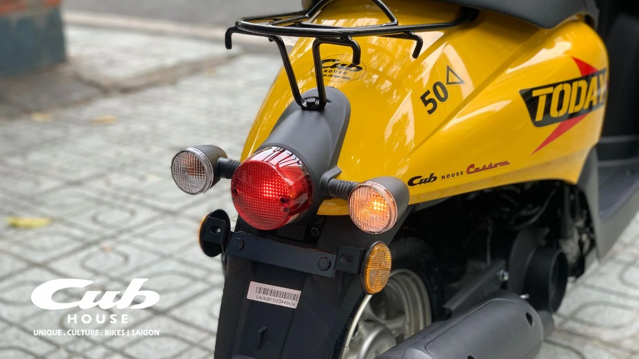 Khui thùng giao xe Honda Today 50cc cho khách tại Cub House Sài Gòn