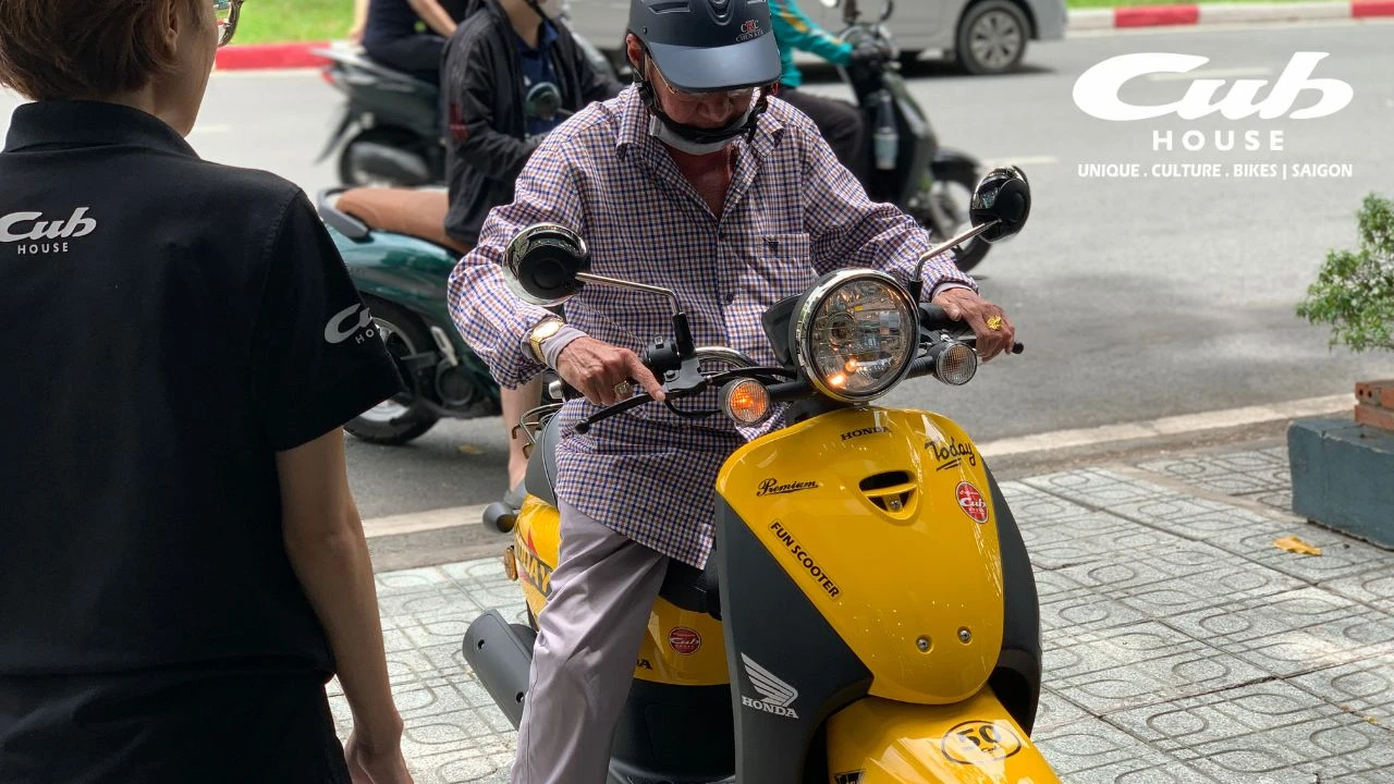 Khui thùng giao xe Honda Today 50cc cho khách tại Cub House Sài Gòn