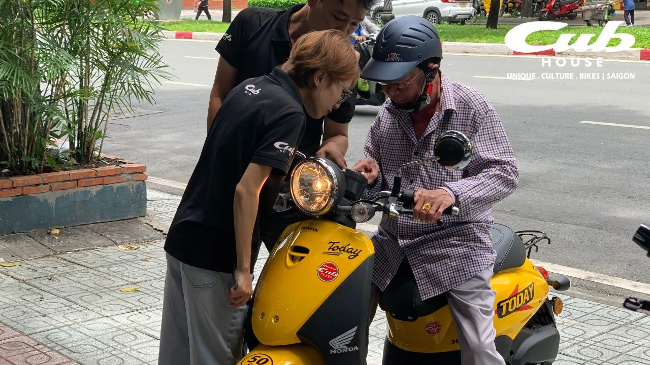 Khui thùng giao xe Honda Today 50cc cho khách tại Cub House Sài Gòn