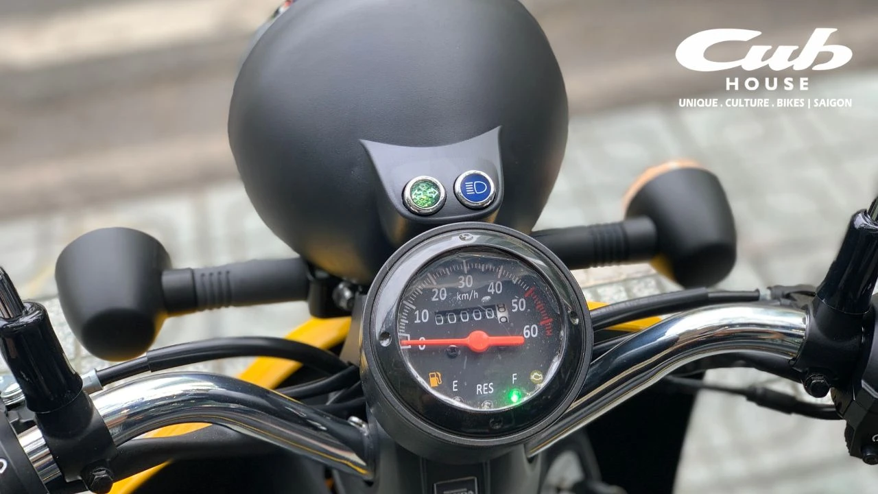 Khui thùng giao xe Honda Today 50cc cho khách tại Cub House Sài Gòn