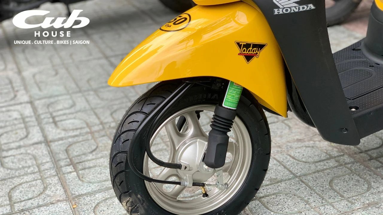 Khui thùng giao xe Honda Today 50cc cho khách tại Cub House Sài Gòn