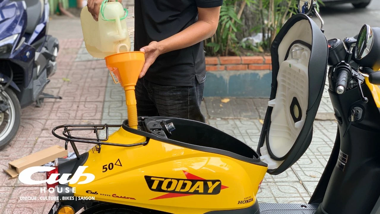 Khui thùng giao xe Honda Today 50cc cho khách tại Cub House Sài Gòn