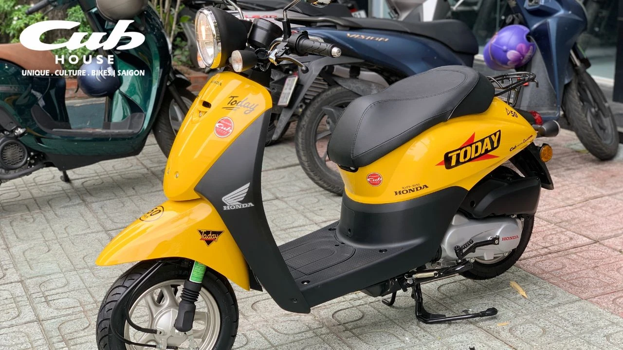 Khui thùng giao xe Honda Today 50cc cho khách tại Cub House Sài Gòn