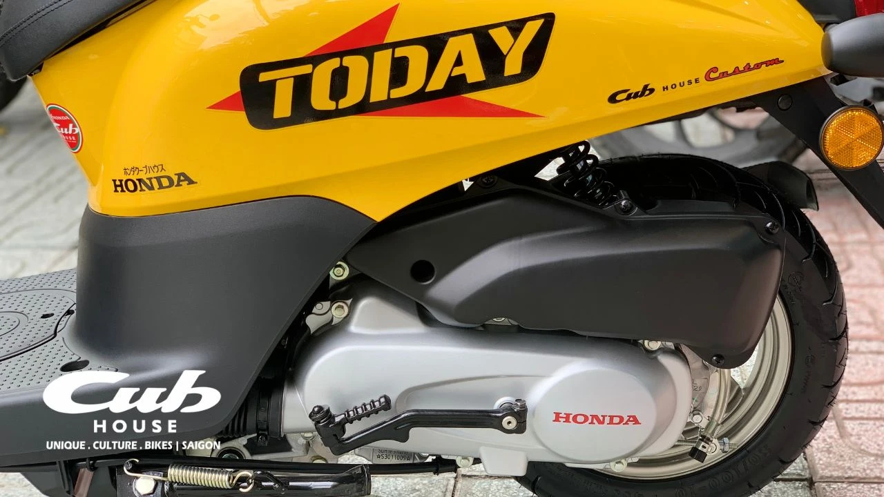 Khui thùng giao xe Honda Today 50cc cho khách tại Cub House Sài Gòn
