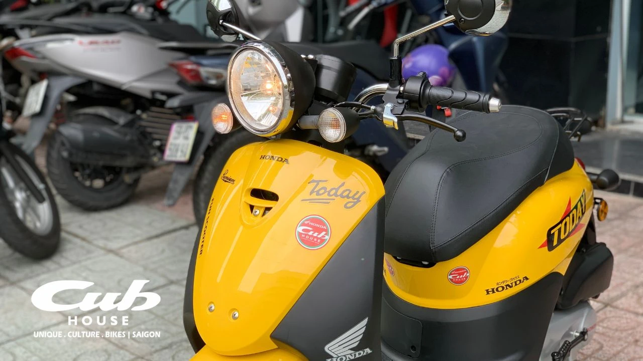Khui thùng giao xe Honda Today 50cc cho khách tại Cub House Sài Gòn