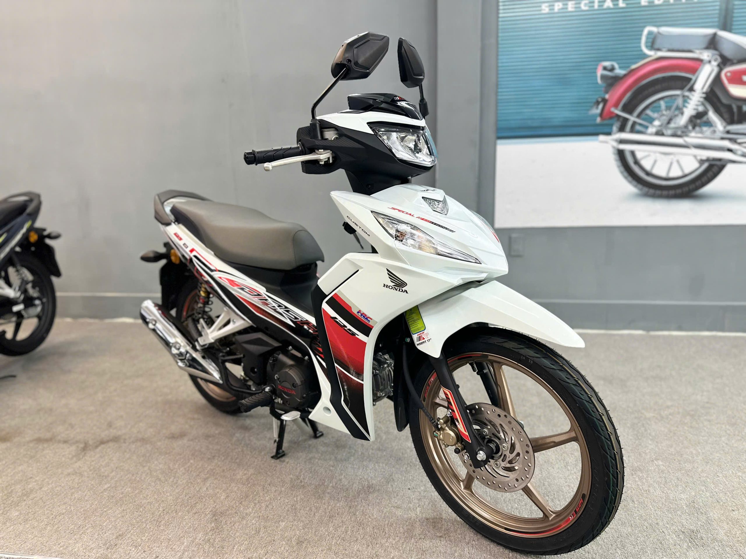 DASH 125 (3)