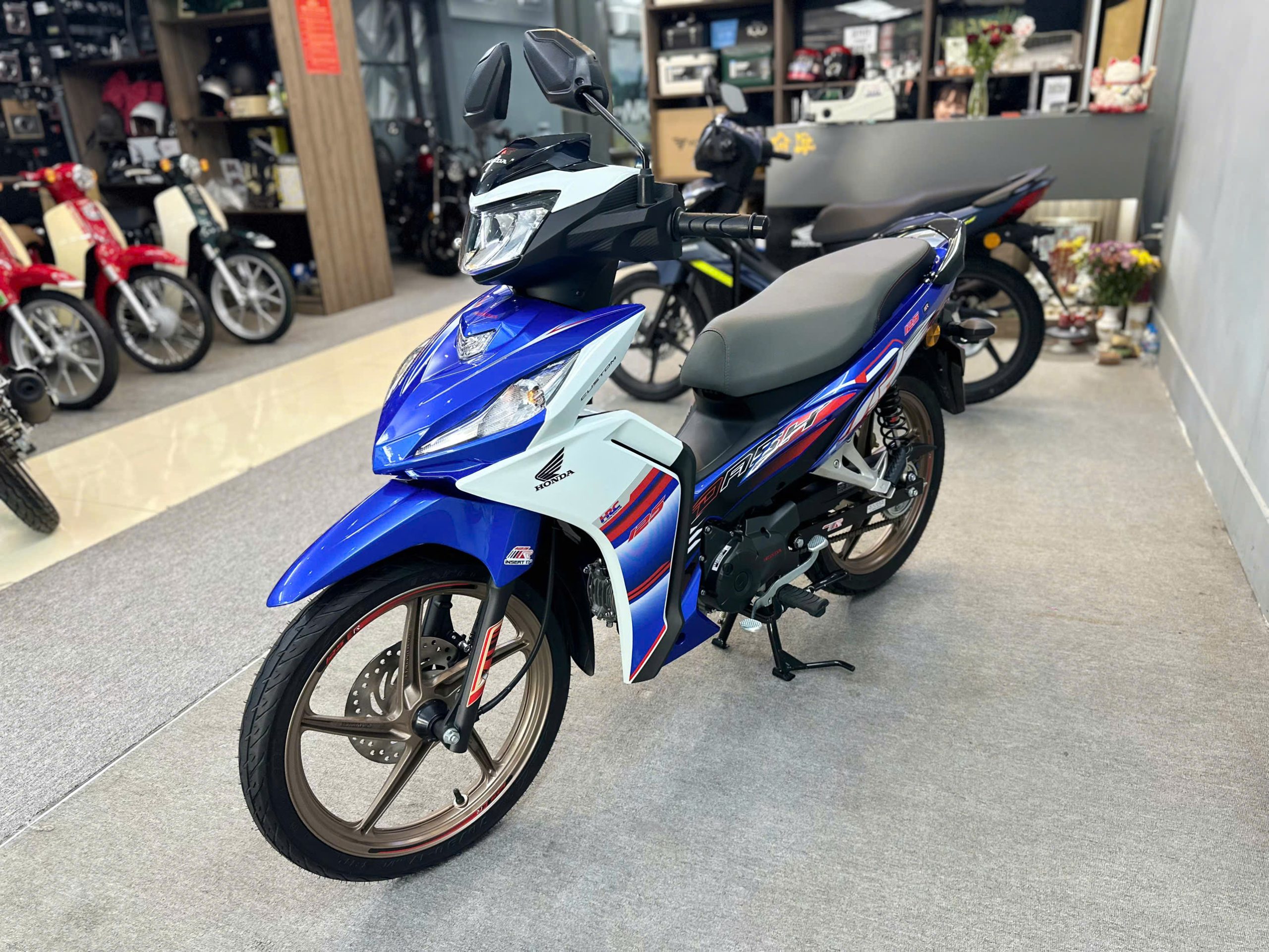DASH 125 (34)