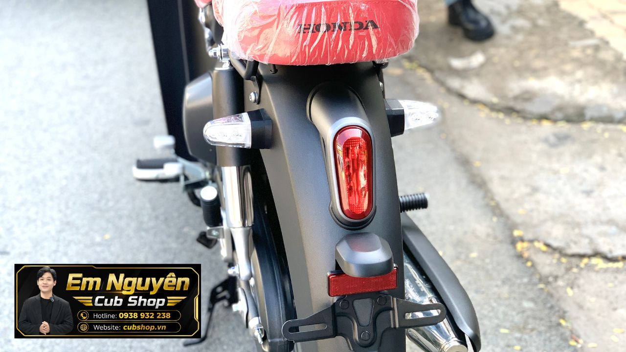 Honda Super Cub C125 nhập Thái 2026 màu đen yên đỏ về Việt Nam