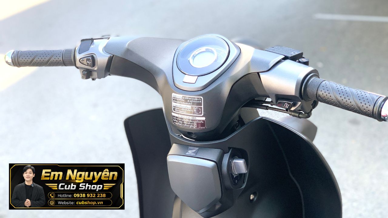 Honda Super Cub C125 nhập Thái 2026 màu đen yên đỏ về Việt Nam
