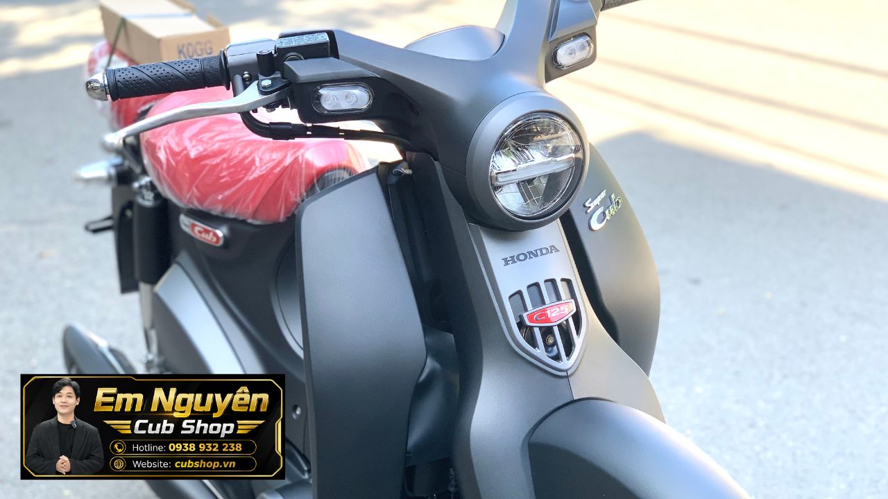 Honda Super Cub C125 nhập Thái 2026 màu đen yên đỏ về Việt Nam