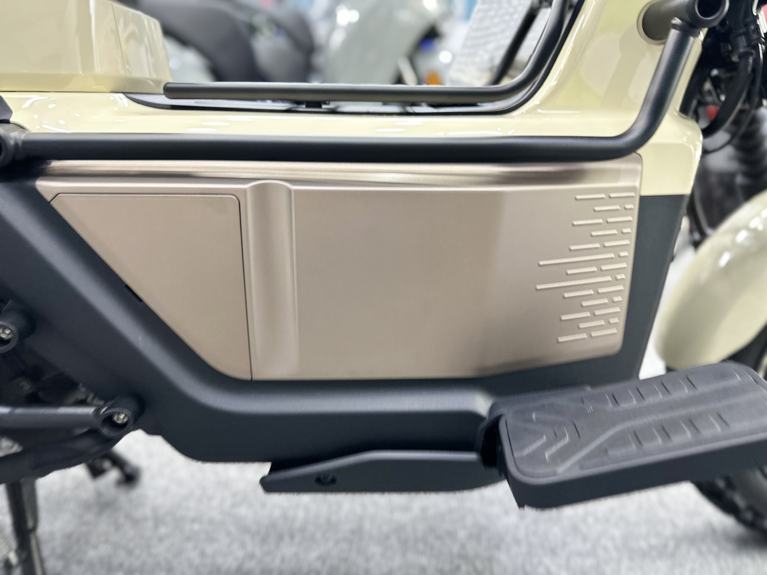 square x125 vàng cát