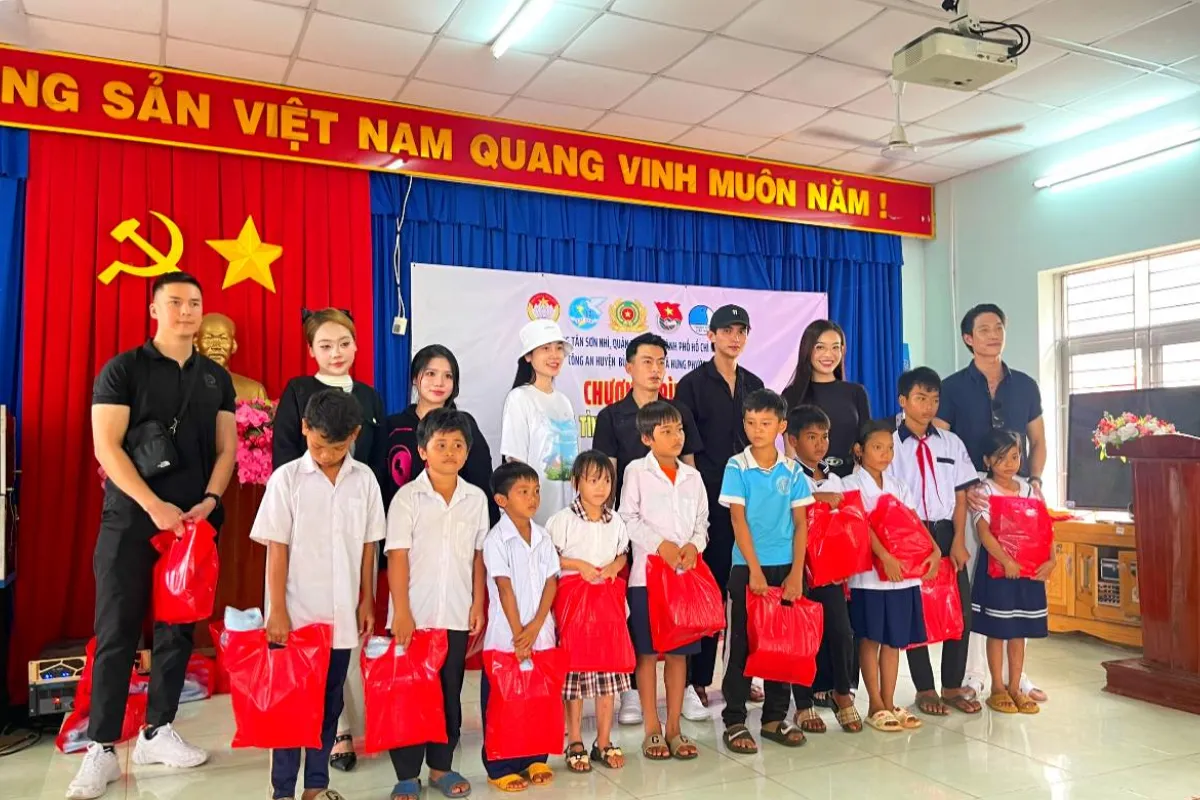 10 phần quà được trao tặng tới các em nhỏ - mầm non của đất nước.