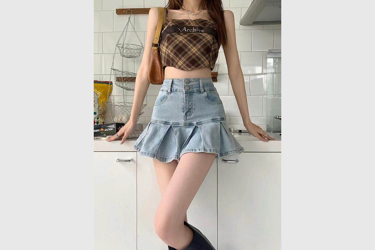 Áo croptop giúp khoe khéo vòng eo thon và tôn dáng cao ráo của bạn