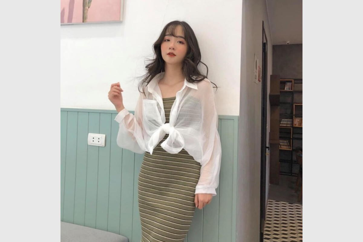 Khoác áo sơ mi voan mỏng ngoài váy liền