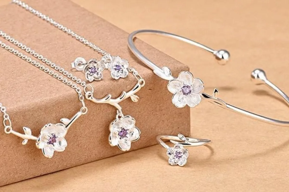 Bạn nên chọn những mẫu túi nhỏ gọn, sang trọng với màu sắc tươi sáng và kiểu dáng bắt mắt.