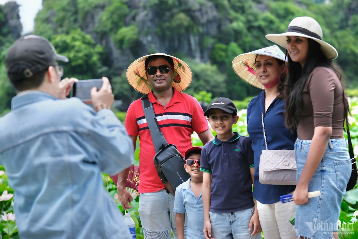 Gia đình anh Rajesh đang tham quan và chiêm ngưỡng cảnh đẹp của đầm sen tại Ninh Bình trong bức ảnh này.