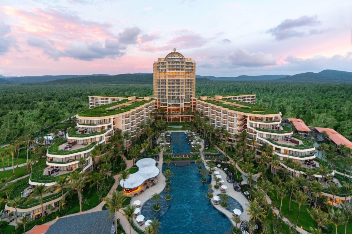InterContinental Phú Quốc Long Beach Resort is highly praised for offering luxurious travel experiences alongside impressive design aesthetics.