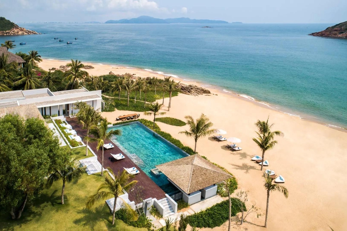Khu nghỉ dưỡng biển đảo Anantara Quy Nhơn, có diện tích rộng 3 hecta và nằm tại vị trí Bãi Xép, đã đứng thứ tám trong danh sách xếp hạng.