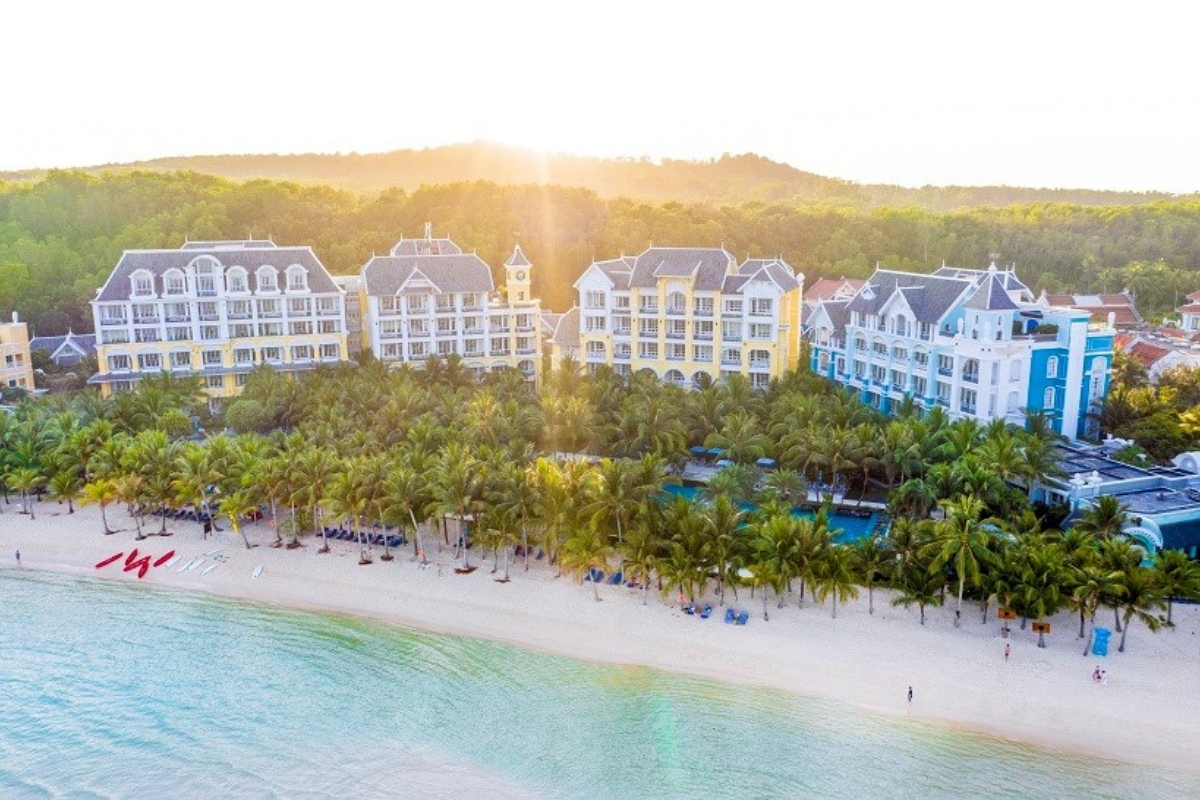 Mùa du lịch năm nay, JW Marriott Phu Quoc Emerald Bay đem tới cho du khách chương trình ưu đãi vô cùng hấp dẫn.