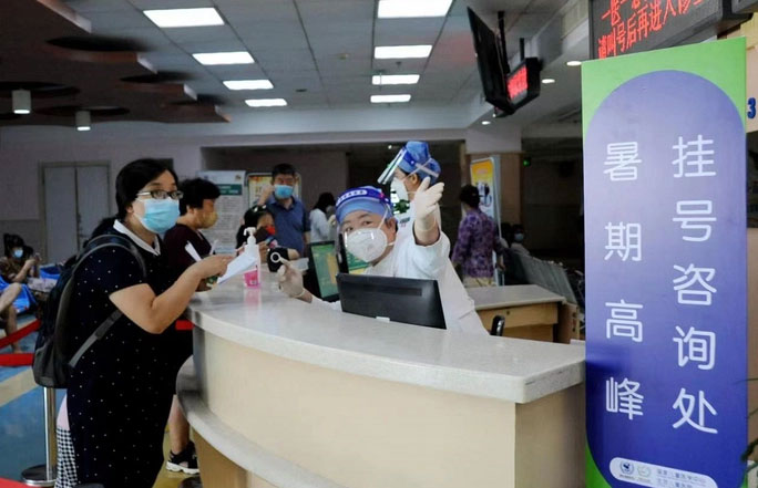 Nhân viên y tế hướng dẫn cho phụ huynh tại Bệnh viện Nhi đồng Bắc Kinh