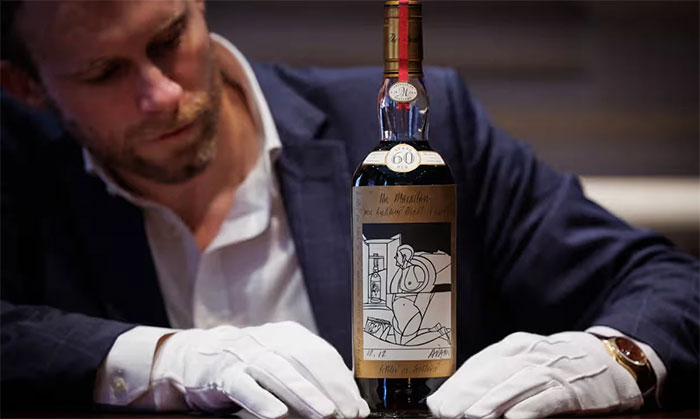 Một chai rượu Macallan 1926 tại buổi đấu giá.