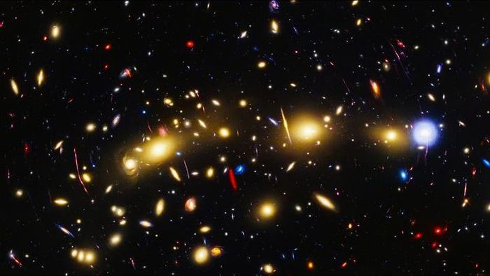 NASA vừa công bố ảnh mới về Cụm Thiên hà Cây Giáng sinh tên là MACS0416.