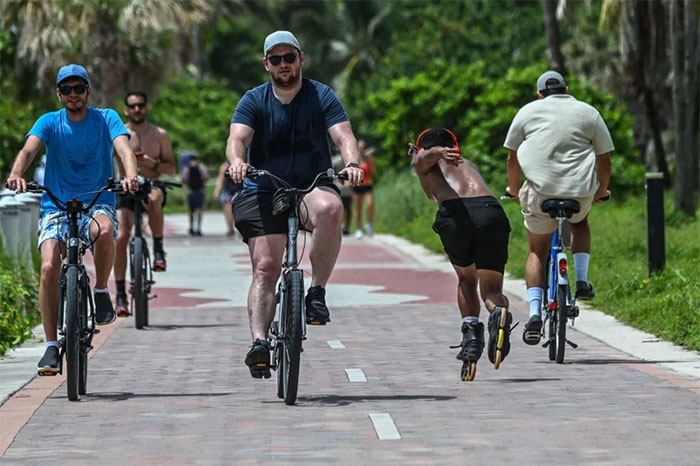 Người dân tập thể dục tại Miami (Mỹ), ngày 16/7/2023.