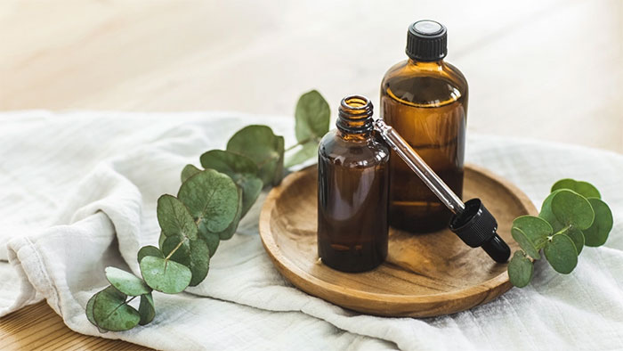 Dầu khuynh diệp giúp làm ấm ngực và giảm ho.