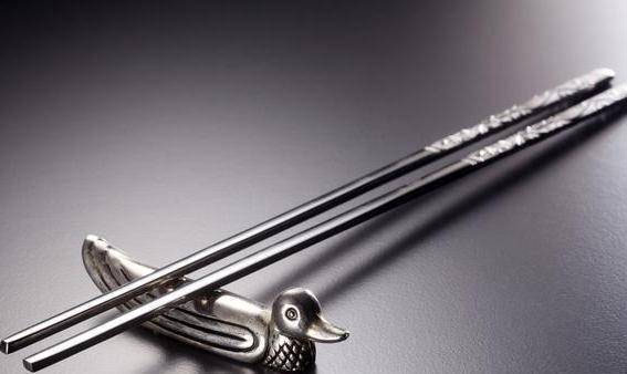 Đũa bạc là một trong những vật dụng được dùng để thử độc trong các món ăn