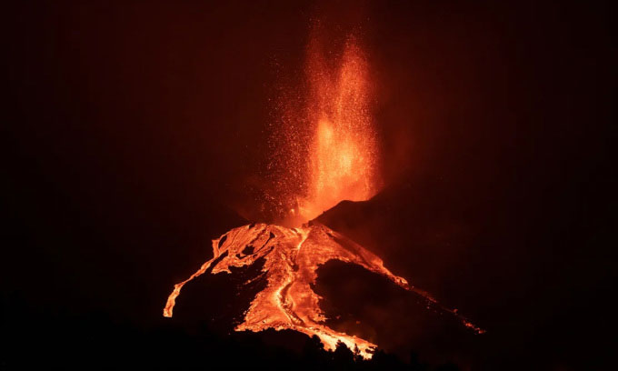 Dung nham chảy ra từ núi lửa Cumbre Vieja trên đảo La Palma, Tây Ban Nha.