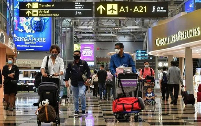Hành khách tại sân bay quốc tế Changi (Singapore).