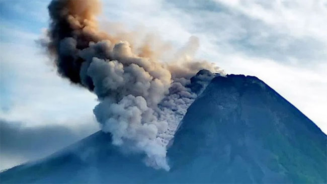 Núi lửa Marapi là ngọn núi lửa hoạt động mạnh nhất trên đảo Sumatra của Indonesia.