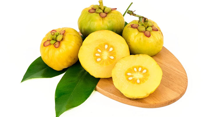 Ăn quá nhiều bứa có thể gây buồn nôn, nhức đầu.