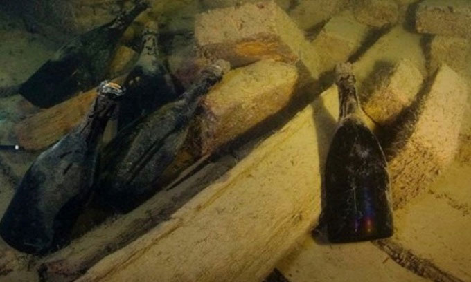 Những chai rượu champagne trên xác tàu đắm.