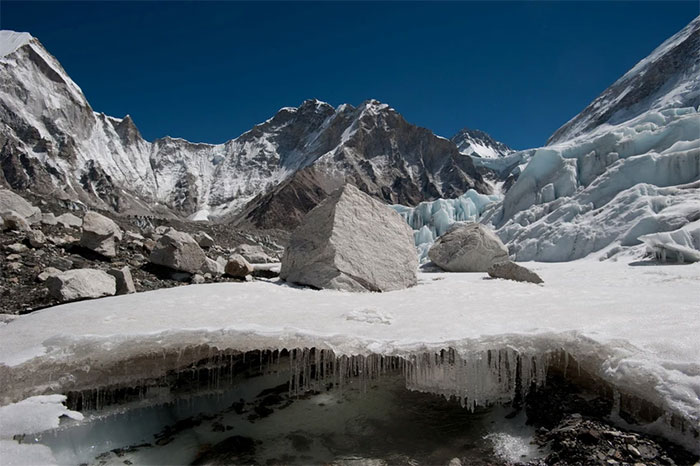  Sông băng Khumbu ở Nepal.