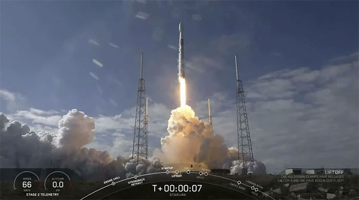 Tên lửa Falcon 9 của SpaceX mang theo 60 vệ tinh Starlink rời bệ phóng