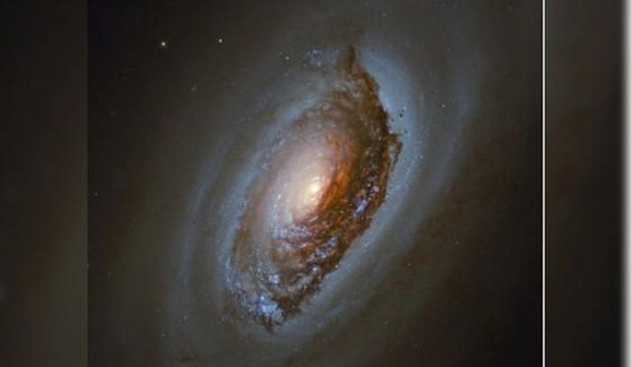 Messier 64 có biệt danh là "Thiên hà Mắt đen" vì làn bụi tối tăm che khuất khu vực trung tâm.