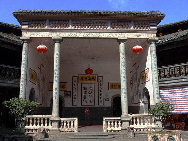 Nơi thờ tổ tiên bên trong Thổ lâu Chấn Thành.