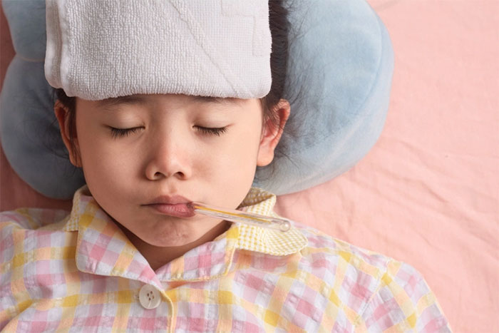 Viêm phế quản cấp tính thường gây sốt.