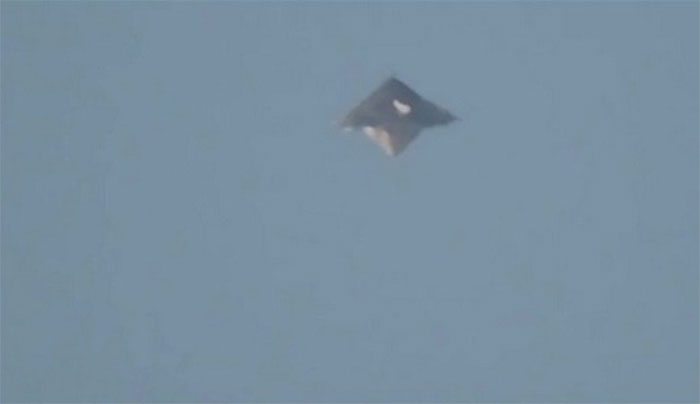 UFO hình kim tự tháp xuất hiện trên bầu trời Brazil