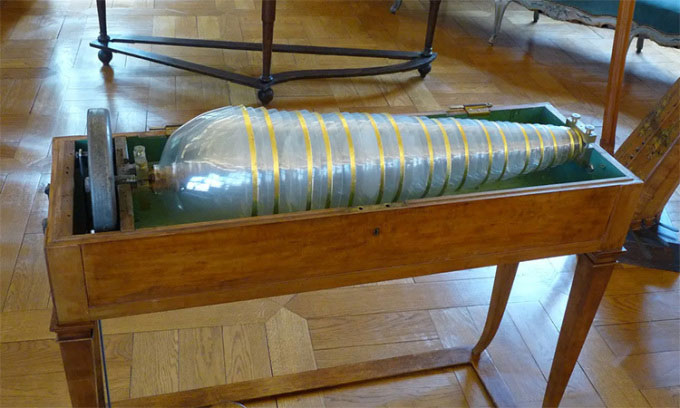 Armonica thủy tinh - nhạc cụ gồm 37 chiếc bát thủy tinh mỏng manh. (