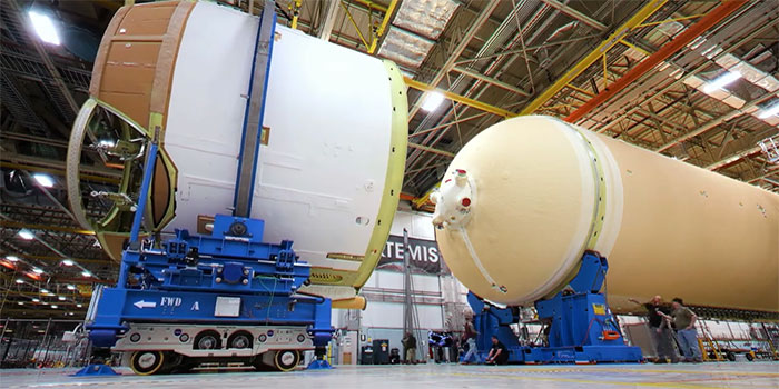 5 phần của thân tên lửa dài 65m được nối liền và khối động cơ dường như là bộ phận cuối cùng.