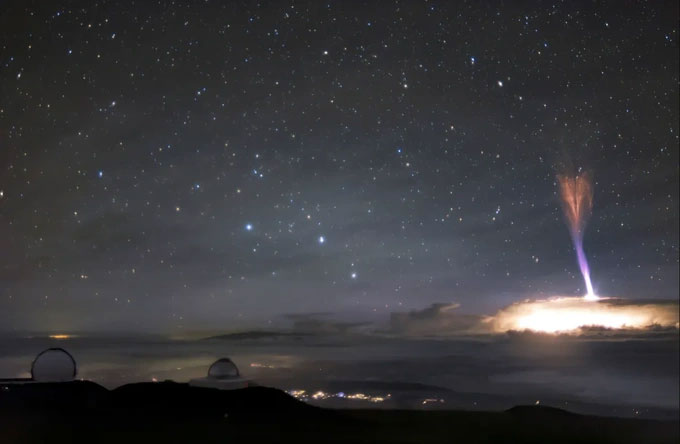 Gigantic Jet chụp tại vùng núi lửa Mauna Kea, Hawaii.