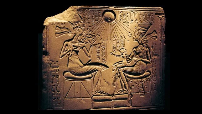 Một bức phù điêu thể hiện Vua Akhenaten, Nữ hoàng Nefertiti và các con của họ