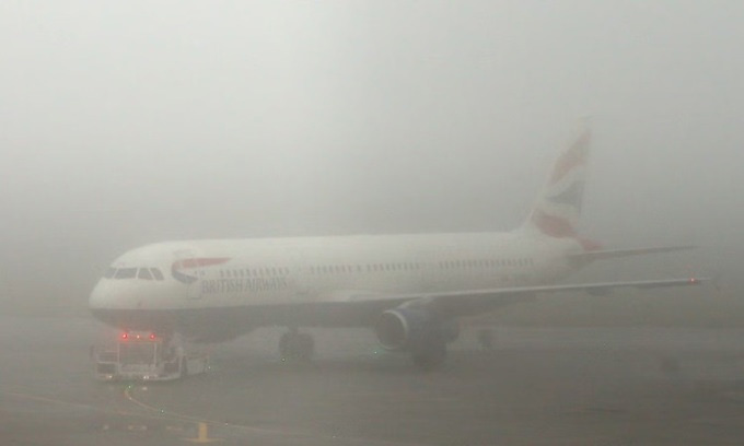 Sương mù dày đặc ở sân bay Heathrow.