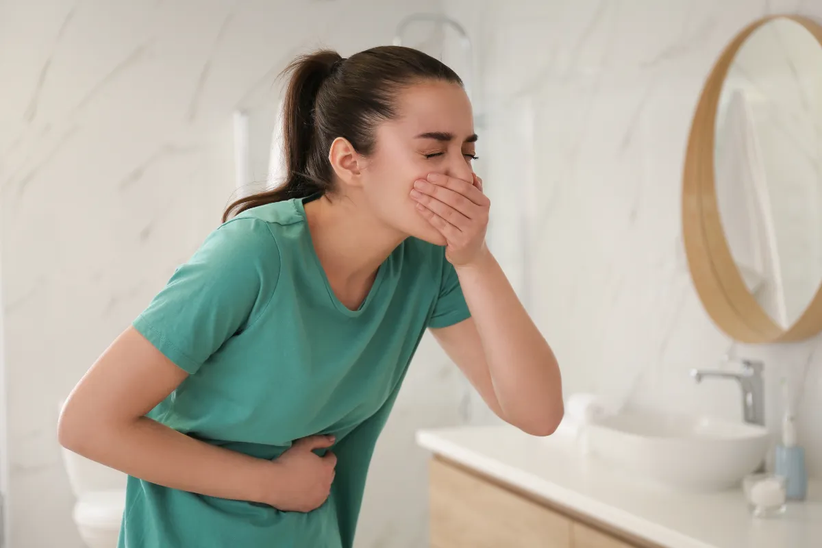 Các triệu chứng của ngộ độc nấm mũ tử thần thường bắt đầu bằng buồn nôn, nôn mửa, tiêu chảy và đau bụng dữ dội